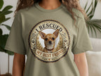 T-shirt with a vintage-style emblem featuring a chihuahua and text.